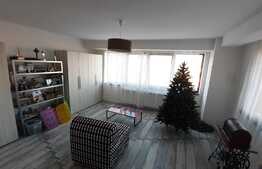 Apartament in vila 4 camere, decomandat, 120 mp si gradina 125 mp in zona Sub Cetate