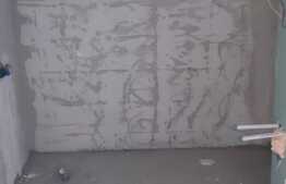 Apartament semifinisat, doua camere,etaj intermediar , zona Regal 