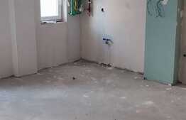 Apartament semifinisat, doua camere,etaj intermediar , zona Regal 