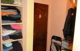 Apartament de vanzare, 4 camere decomandate, 80 mp plus 3 balcoane si boxa