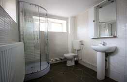 Apartament 4 camere, decomandat, 3 intrari, curte privata, 139 mp