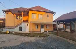 Casa individuala cu anexe, garaj si 869 mp de teren, zona centrala in Chinteni