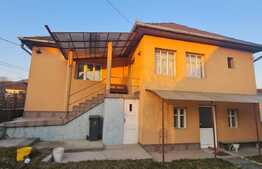 Casa individuala cu anexe, garaj si 869 mp de teren, zona centrala in Chinteni