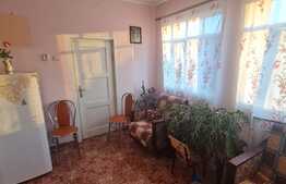 Casa individuala cu anexe, garaj si 869 mp de teren, zona centrala in Chinteni