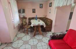 Casa individuala cu anexe, garaj si 869 mp de teren, zona centrala in Chinteni