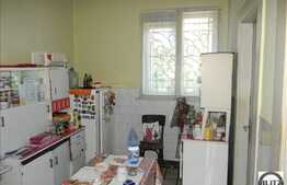 Apartament cu 4 camere de vanzare, cota parte curte, zona Horea