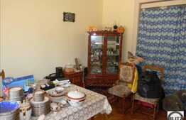 Apartament cu 4 camere de vanzare, cota parte curte, zona Horea