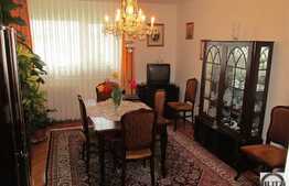 Vanzare apartament 3 camere, 74 mp utili, zona Parang, cu boxa si garaj de tabla