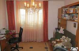 Vanzare apartament 3 camere, 74 mp utili, zona Parang, cu boxa si garaj de tabla