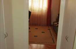 Vanzare apartament 3 camere, 74 mp utili, zona Parang, cu boxa si garaj de tabla