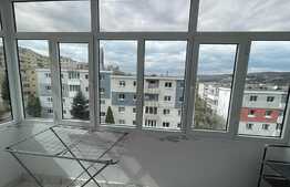 Apartament de 3 camere, decomandat, 64 mp, parcare, zona Tasnad