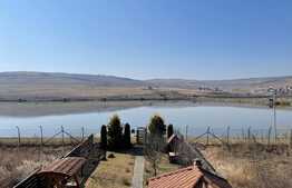 Casa individuala la cheie, pe malul lacului