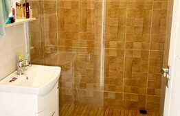 Apartament de 2 camere, decomandat, terasa 28 mp, zona Centrala