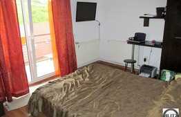 Apartament 3 camere de vanzare, 63 mp utili, zona Campului, cu parcare si boxa