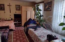 Casa de vanzare 36 mp, curte comuna, locatie Semicentrala