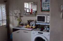 Casa de vanzare 36 mp, curte comuna, locatie Semicentrala