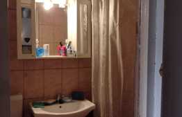 Casa de vanzare 36 mp, curte comuna, locatie Semicentrala