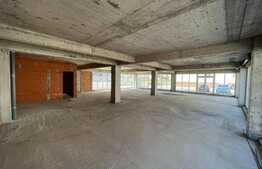 POSIBILITATE COMPARTIMENTARE! Spatiu comercial cu vitrina, 223 mp, 7 parcari, Floresti