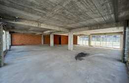 POSIBILITATE COMPARTIMENTARE! Spatiu comercial cu vitrina, 223 mp, 7 parcari, Floresti