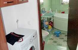 De vanzare apartament 3 camere decomandate, 63 mp. Loc de parcare si boxa!