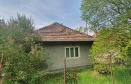 Casa modesta la tara, teren generos de 2500 mp, front 45 m