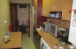 Vanzare apartament 3 camere, decomandat, 57 mp utili, zona Mehedinti, cu boxa