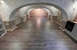 Apartament spatios, 2 camere, 90 mp, curte, zona Centrala