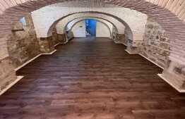 Apartament spatios, 2 camere, 90 mp, curte, zona Centrala