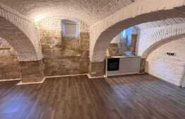 Apartament spatios, 2 camere, 90 mp, curte, zona Centrala