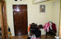 Vanzare apartament 3 camere, decomandat, 63 mp utili, zona P-ta Flora, cu boxa