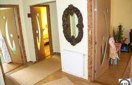 Vanzare apartament 3 camere, decomandat, 63 mp utili, zona P-ta Flora, cu boxa