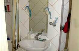 Vanzare apartament 52 mp, 2 camere decomandate, zona Complex Big. Boxa inclusa!
