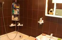 De vanzare apartament 3 camere, 58 mp, cu parcare, zona strazii Florilor