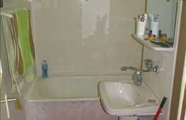 Vanzare apartament 3 camere, 52 mp, boxa subsol, zona Petrom