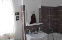 Vanzare apartament 3 camere, 52 mp, boxa subsol, zona Petrom