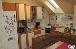 Vanzare mansarda cu 2 camere, 53 mp plus pod 30 mp, zona TERRA!