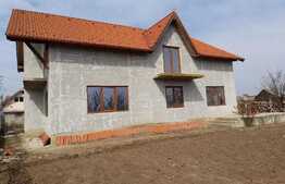 Casa 5 camere, 300 mp, zona Feldioara