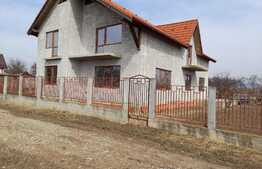 Casa 5 camere, 300 mp, zona Feldioara