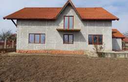 Casa 5 camere, 300 mp, zona Feldioara