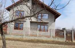 Casa 5 camere, 300 mp, zona Feldioara