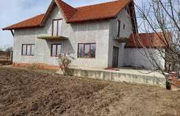 Casa 5 camere, 300 mp, zona Feldioara