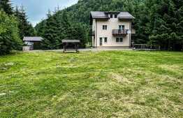 Casa de vanzare cu 6 dormitoare, parter open space, in zona Plaiul Foii, Zarnesti, suprafata utila 270mp, priveliste superba munte Piatra Craiului, teren generos cu brazi, acces la raul Barsa