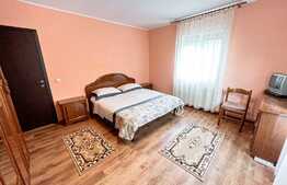 Casa de vanzare cu 6 dormitoare, parter open space, in zona Plaiul Foii, Zarnesti, suprafata utila 270mp, priveliste superba munte Piatra Craiului, teren generos cu brazi, acces la raul Barsa