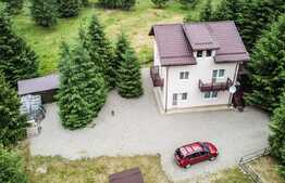 Casa de vanzare cu 6 dormitoare, parter open space, in zona Plaiul Foii, Zarnesti, suprafata utila 270mp, priveliste superba munte Piatra Craiului, teren generos cu brazi, acces la raul Barsa