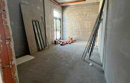 Spatiu comercial cu vitrina, 330 mp, 7 parcari, Floresti