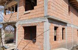 Casa individuala, semifinisata, 110 mp, teren de 460 mp, Dezmir
