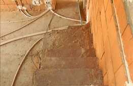 Apartament semifinisat, 80 mp, 3 camere, cu scara interioara!