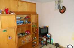 50 mp, 2 camere decomandate, zona strazii Dunarii. Garaj, loc de parcare si boxa