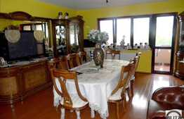 Vanzare apartament 3 camere, 110 mp plus 2 balcoane. Loc de parcare inclus!