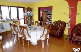 Vanzare apartament 3 camere, 110 mp plus 2 balcoane. Loc de parcare inclus!